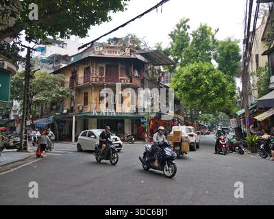hanoi-Vietnam-10 août 2019, Hanoi, Vietnam - juin 2023 : vue d'intersection animée dans le vieux quartier avec l'architecture traditionnelle de l'époque coloniale et Banque D'Images