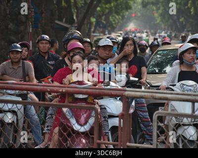 hanoi-Vietnam-10 août 2019, dense embouteillage de motos et scooters transportant des familles et des navetteurs pendant les heures de pointe dans une rue urbaine bondée Banque D'Images