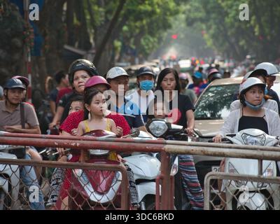 hanoi-Vietnam-10 août 2019, dense embouteillage de motos et scooters transportant des familles et des navetteurs pendant les heures de pointe dans une rue urbaine bondée Banque D'Images