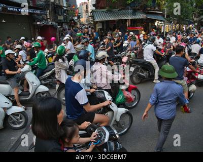 hanoi-Vietnam-10 août 2019, dense embouteillage avec de nombreuses motos et scooters traversant les voies ferrées dans une zone urbaine animée de Hano Banque D'Images