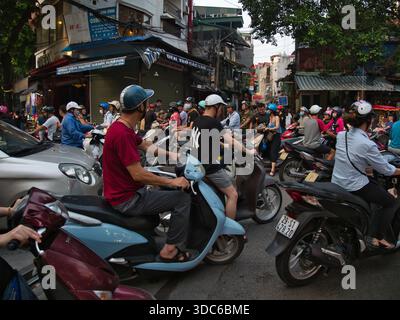 hanoi-Vietnam-10 août 2019, dense embouteillage avec de nombreuses motos et scooters traversant les voies ferrées dans une zone urbaine animée de Hano Banque D'Images