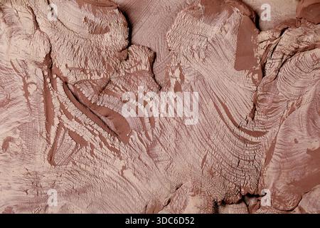 Gros plan du fond de texture d'argile brute. Couleur de l'année 2025 fond de céramique de poterie Mocha mousse pour boutique de céramiste, marché ou atelier. Macro phot Banque D'Images