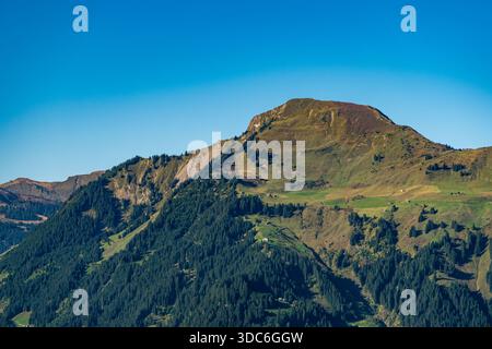 Une vue panoramique à couper le souffle sur les collines verdoyantes et les sommets escarpés sous un ciel dégagé évoque la sérénité et l'aventure dans les régions sauvages préservées d'Autriche Banque D'Images