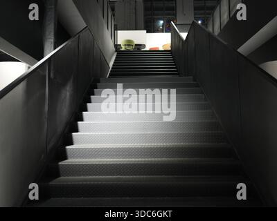 Scène architecturale minimaliste avec escalier en métal dans un cadre industriel avec ombres Banque D'Images