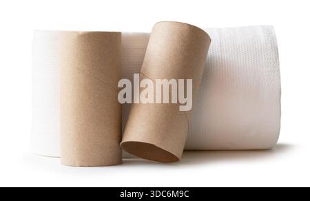 Les rouleaux de papier de soie ou les rouleaux de papier toilette avec le noyau ou les tubes de papier de soie dans la pile sont isolés sur fond blanc avec le chemin de découpage. Banque D'Images