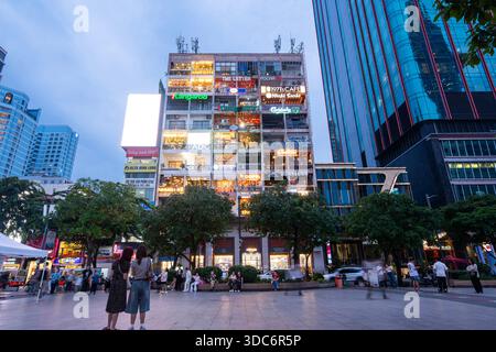 Ho Chi Minh ville, Vietnam-20 juin 2025 : point de vue pour l'enregistrement au Cafe Apartment Building.The café appartement est une nouvelle attraction touristique à Saigo Banque D'Images