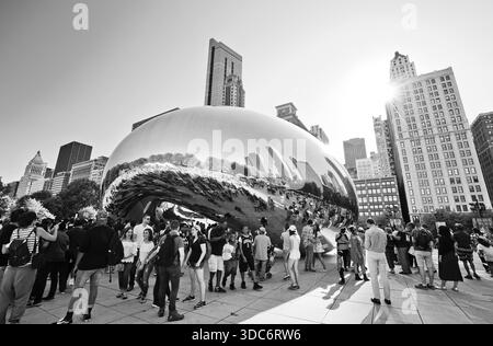 Vue de la célèbre sculpture "Cloud Gate" au Millennium Park dans le centre-ville de Chicago par une journée ensoleillée le 26 mai 2018. Banque D'Images