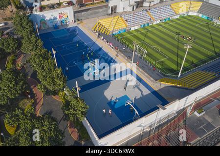 Complexe sportif avec terrains de basket-ball et terrain de football dans une zone urbaine Banque D'Images