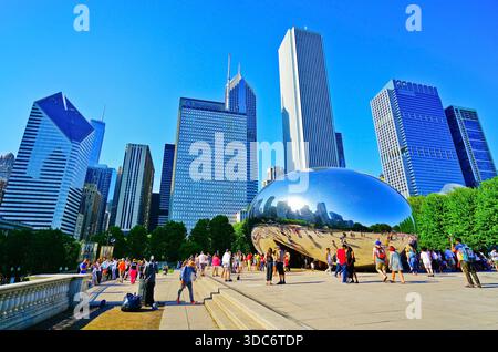 Vue de la célèbre sculpture "Cloud Gate" au Millennium Park dans le centre-ville de Chicago par une journée ensoleillée le 27 mai 2018. Banque D'Images
