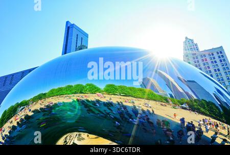 Vue de la célèbre sculpture "Cloud Gate" au Millennium Park dans le centre-ville de Chicago par une journée ensoleillée le 27 mai 2018. Banque D'Images