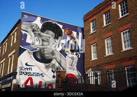 Une murale dédiée à l'ancien joueur de Tottenham Hotspur fils Heung-min sur Tottenham High Road avant le match de premier League au Tottenham Hotspur Stadium, à Londres. Date de la photo : samedi 20 décembre 2025. Banque D'Images