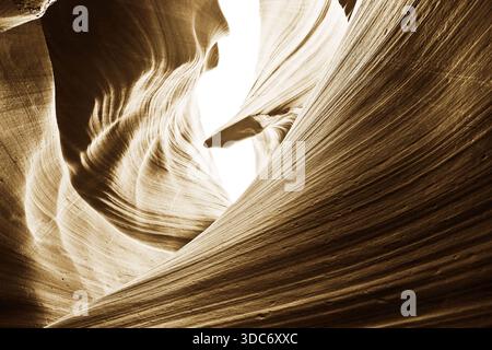 Vue de Lower Antelope Canyon brillait dans la lumière du soleil avec de belles couleurs en Arizona, USA. Banque D'Images