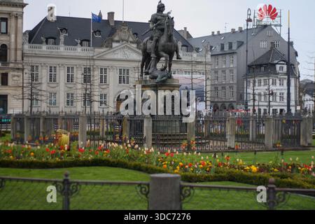 Place Kongens Nytorv (Place du Nouveau Roi) au centre de Copenhague, Danemark, avec le monument équestre du roi Christian V au premier plan Banque D'Images