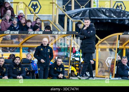 Rob Edwards, entraîneur des Wolverhampton Wanderers, semble réfléchi lors du match de premier League entre Wolverhampton Wanderers et Brentford à Molineux, Wolverhampton, le samedi 20 décembre 2025. (Photo : Stuart Leggett | mi News) crédit : MI News & Sport /Alamy Live News Banque D'Images