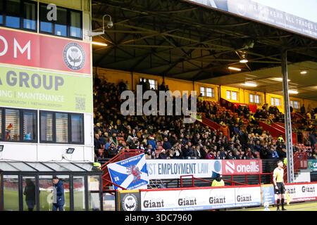 Firhill Stadium, Glasgow, Écosse, Royaume-Uni. 18 décembre 2025. Les supporters de Raith Rovers lors du match de championnat William Hill entre Partick Thistle et Raith Rovers. Crédit : Jacob Hughes/Alamy Live News Banque D'Images