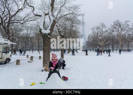 Paris, France, Crowd People, Enjoying, Children Playing in Snow, Winter Landscape, Urban Park, (Champs de Mars) Banque D'Images