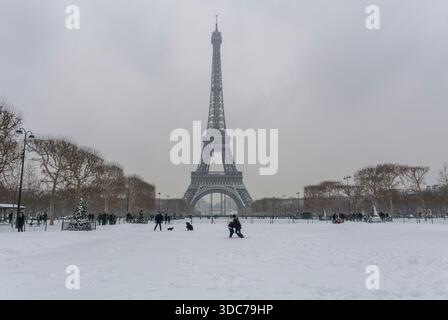 Paris, France, Crowd People, Enjoying, Children Playing in Snow, Winter Landscape, Urban Park, (Champs de Mars) Banque D'Images