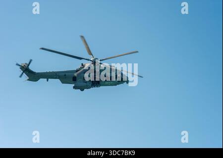 Eurocopter EC725 hélicoptère bancaire au-dessus de la plage, sud-ouest de la France. Océan Atlantique, Forces aériennes et spatiales françaises Banque D'Images