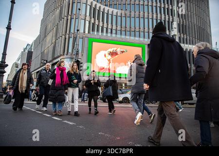 Berlin, Berlin, Allemagne. 20 décembre 2025. Les piétons traversent l'intersection entre Joachimsthaler Strasse et Kurfuerstendamm à Berlin le samedi 20 décembre 2025, alors que les achats de dernière minute de Noël se poursuivent dans toute la ville. Les acheteurs transportant des sacs se déplacent à travers le passage à niveau occupé tandis que de grands affichages publicitaires se profilent derrière eux le long du boulevard commercial. L'activité de vente au détail s'est intensifiée dans les derniers jours avant les vacances, car les magasins prolongent les heures d'ouverture et les rues sont de plus en plus encombrées. Kurfuerstendamm reste l'un des principaux quartiers commerçants de Berlin pendant la période de Noël. (Crédit image : © M Banque D'Images