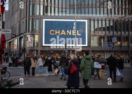 Berlin, Berlin, Allemagne. 20 décembre 2025. Les piétons traversent l'intersection entre Joachimsthaler Strasse et Kurfuerstendamm à Berlin le samedi 20 décembre 2025, alors que les achats de dernière minute de Noël se poursuivent dans toute la ville. Les acheteurs transportant des sacs se déplacent à travers le passage à niveau occupé tandis que de grands affichages publicitaires se profilent derrière eux le long du boulevard commercial. L'activité de vente au détail s'est intensifiée dans les derniers jours avant les vacances, car les magasins prolongent les heures d'ouverture et les rues sont de plus en plus encombrées. Kurfuerstendamm reste l'un des principaux quartiers commerçants de Berlin pendant la période de Noël. (Crédit image : © M Banque D'Images
