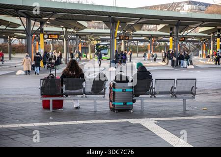 Berlin, Berlin, Allemagne. 20 décembre 2025. Les voyageurs attendent des bus longue distance à la gare routière centrale (ZOB) de Berlin le samedi 20 décembre 2025, alors que les voyages de vacances augmentent avant Noël. Les passagers s'assoient avec leurs bagages alors qu'ils se préparent à partir pour des destinations à travers l'Allemagne et à l'étranger pour se réunir avec leur famille et leurs amis pour les vacances. Le ZOB, situé dans le district de Westend près de Funkturm, dessert exclusivement le trafic de bus longue distance et est une plaque tournante clé pour les voyages nationaux et internationaux en autocar. Le terminal exploite des dizaines de plates-formes utilisées par les bus réguliers et affrétés Banque D'Images