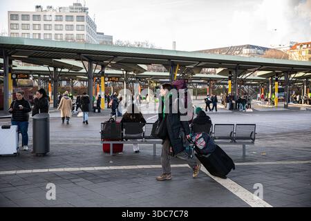 Berlin, Berlin, Allemagne. 20 décembre 2025. Les voyageurs attendent des bus longue distance à la gare routière centrale (ZOB) de Berlin le samedi 20 décembre 2025, alors que les voyages de vacances augmentent avant Noël. Les passagers s'assoient avec leurs bagages alors qu'ils se préparent à partir pour des destinations à travers l'Allemagne et à l'étranger pour se réunir avec leur famille et leurs amis pour les vacances. Le ZOB, situé dans le district de Westend près de Funkturm, dessert exclusivement le trafic de bus longue distance et est une plaque tournante clé pour les voyages nationaux et internationaux en autocar. Le terminal exploite des dizaines de plates-formes utilisées par les bus réguliers et affrétés Banque D'Images