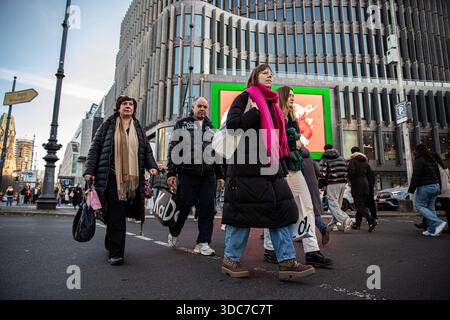 Berlin, Berlin, Allemagne. 20 décembre 2025. Les piétons traversent l'intersection entre Joachimsthaler Strasse et Kurfuerstendamm à Berlin le samedi 20 décembre 2025, alors que les achats de dernière minute de Noël se poursuivent dans toute la ville. Les acheteurs transportant des sacs se déplacent à travers le passage à niveau occupé tandis que de grands affichages publicitaires se profilent derrière eux le long du boulevard commercial. L'activité de vente au détail s'est intensifiée dans les derniers jours avant les vacances, car les magasins prolongent les heures d'ouverture et les rues sont de plus en plus encombrées. Kurfuerstendamm reste l'un des principaux quartiers commerçants de Berlin pendant la période de Noël. (Crédit image : © M Banque D'Images