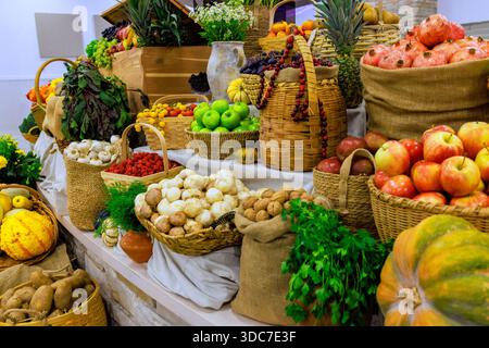 Des paniers de fruits et légumes illuminent le marché, les produits locaux Banque D'Images