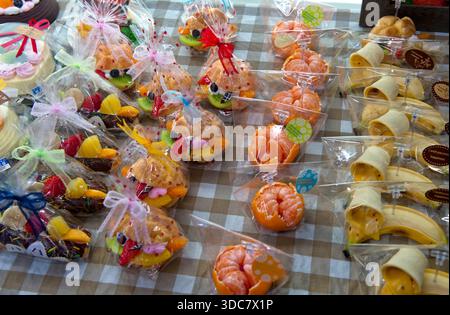 Répliques d'échantillons de nourriture en plastique japonais d'aspect réaliste de différentes formes et tailles, une spécialité de Gujo-Hachiman (郡上八幡) dans la préfecture de Gifu, au Japon. Banque D'Images