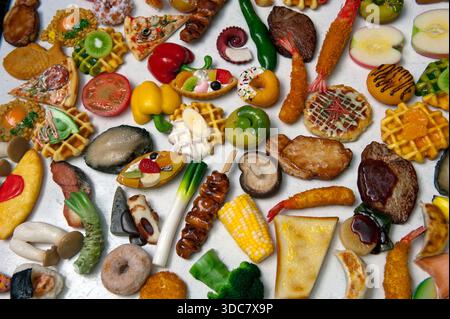 Répliques d'échantillons de nourriture en plastique japonais d'aspect réaliste de différentes formes et tailles, une spécialité de Gujo-Hachiman (郡上八幡) dans la préfecture de Gifu, au Japon. Banque D'Images