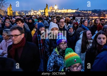 Prague, République tchèque. 20 décembre 2025. Le pont Charles rempli de touristes, à Prague, République tchèque, le 20 décembre 2025. Crédit : vit Simanek/CTK photo/Alamy Live News Banque D'Images