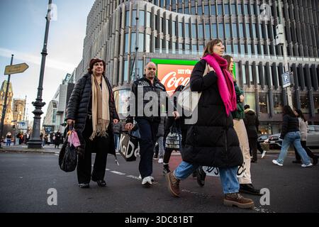 Les piétons traversent l'intersection entre Joachimsthaler Strasse et Kurfuerstendamm à Berlin le samedi 20 décembre 2025, alors que les achats de dernière minute de Noël se poursuivent dans toute la ville. Les acheteurs transportant des sacs se déplacent à travers le passage à niveau occupé tandis que de grands affichages publicitaires se profilent derrière eux le long du boulevard commercial. L'activité de vente au détail s'est intensifiée dans les derniers jours avant les vacances, car les magasins prolongent les heures d'ouverture et les rues sont de plus en plus encombrées. Kurfuerstendamm reste l'un des principaux quartiers commerçants de Berlin pendant la période de Noël. (Photo Michael Kuenne/PRESSCOV/SIPA USA) Banque D'Images