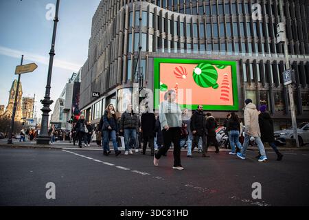 Les piétons traversent l'intersection entre Joachimsthaler Strasse et Kurfuerstendamm à Berlin le samedi 20 décembre 2025, alors que les achats de dernière minute de Noël se poursuivent dans toute la ville. Les acheteurs transportant des sacs se déplacent à travers le passage à niveau occupé tandis que de grands affichages publicitaires se profilent derrière eux le long du boulevard commercial. L'activité de vente au détail s'est intensifiée dans les derniers jours avant les vacances, car les magasins prolongent les heures d'ouverture et les rues sont de plus en plus encombrées. Kurfuerstendamm reste l'un des principaux quartiers commerçants de Berlin pendant la période de Noël. (Photo Michael Kuenne/PRESSCOV/SIPA USA) Banque D'Images