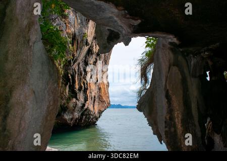 18 octobre 2025 Koh Panyi, Thaïlande : village de pêcheurs musulmans de Koh Panyee dans la province de Phang Nga, Thaïlande. Beaux bateaux de paysage et îles sur Andam Banque D'Images