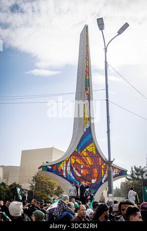 Les Syriens se sont rassemblés dans le centre de Damas le 8 décembre 2025 pour participer à ce qui a été décrit comme une « célébration de la libération ». De grandes foules brandissaient des drapeaux syriens, remplissaient les places publiques et scandaient des slogans marquant l'occasion. Les célébrations se sont poursuivies tout au long de la journée et les participants ont exprimé leur fierté nationale, leur unité et leur espoir lors des événements commémoratifs dans la capitale. Banque D'Images