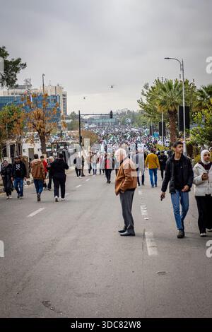 Les Syriens se sont rassemblés dans le centre de Damas le 8 décembre 2025 pour participer à ce qui a été décrit comme une « célébration de la libération ». De grandes foules brandissaient des drapeaux syriens, remplissaient les places publiques et scandaient des slogans marquant l'occasion. Les célébrations se sont poursuivies tout au long de la journée et les participants ont exprimé leur fierté nationale, leur unité et leur espoir lors des événements commémoratifs dans la capitale. Banque D'Images