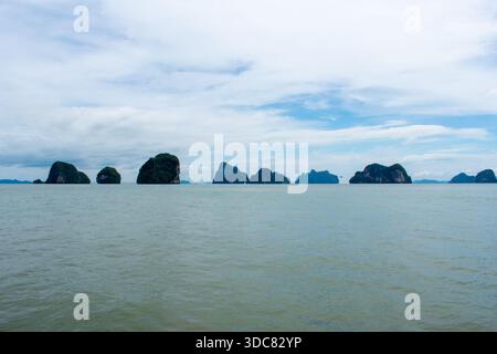 18 octobre 2025 Koh Panyi, Thaïlande : village de pêcheurs musulmans de Koh Panyee dans la province de Phang Nga, Thaïlande. Beaux bateaux de paysage et îles sur Andam Banque D'Images