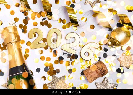 Allemagne - 20 décembre 2025 : PHOTOMONTAGE, l'année 2026 peut être vu comme un numéro décoratif entre confettis, banderoles et décorations de la Saint-Sylvestre. L'image symbolique représente les célébrations de la fin de l'année, du nouvel an et du nouvel an *** FOTOMONTAGE, Die Jahreszahl 2026 ist als dekorative Zahl zwischen Konfetti, Luftschlangen und Silvesterdekoration zu sehen. DAS Symbolbild steht für den Jahreswechsel, Neujahr und Silvesterfeierlichkeiten Banque D'Images