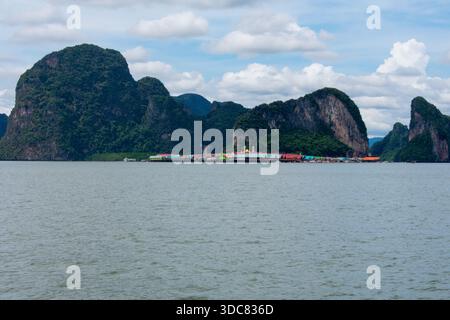 18 octobre 2025 Koh Panyi, Thaïlande : village de pêcheurs musulmans de Koh Panyee dans la province de Phang Nga, Thaïlande. Beaux bateaux de paysage et îles sur Andam Banque D'Images