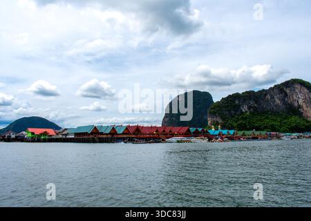 18 octobre 2025 Koh Panyi, Thaïlande : village de pêcheurs musulmans de Koh Panyee dans la province de Phang Nga, Thaïlande. Beaux bateaux de paysage et îles sur Andam Banque D'Images