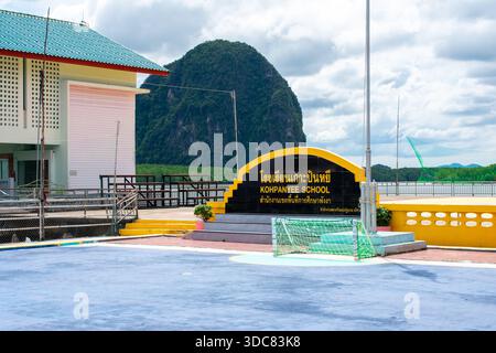18 octobre 2025 Koh Panyi, Thaïlande : village de pêcheurs musulmans de Koh Panyee dans la province de Phang Nga, Thaïlande. Beaux bateaux de paysage et îles sur Andam Banque D'Images