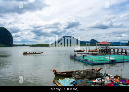18 octobre 2025 Koh Panyi, Thaïlande : village de pêcheurs musulmans de Koh Panyee dans la province de Phang Nga, Thaïlande. Beaux bateaux de paysage et îles sur Andam Banque D'Images