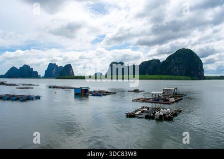 18 octobre 2025 Koh Panyi, Thaïlande : village de pêcheurs musulmans de Koh Panyee dans la province de Phang Nga, Thaïlande. Beaux bateaux de paysage et îles sur Andam Banque D'Images