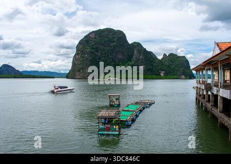 18 octobre 2025 Koh Panyi, Thaïlande : village de pêcheurs musulmans de Koh Panyee dans la province de Phang Nga, Thaïlande. Beaux bateaux de paysage et îles sur Andam Banque D'Images