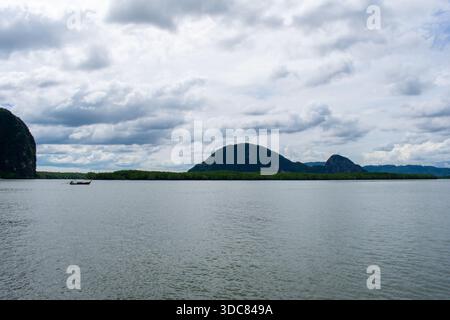 18 octobre 2025 Koh Panyi, Thaïlande : village de pêcheurs musulmans de Koh Panyee dans la province de Phang Nga, Thaïlande. Beaux bateaux de paysage et îles sur Andam Banque D'Images