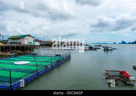 18 octobre 2025 Koh Panyi, Thaïlande : village de pêcheurs musulmans de Koh Panyee dans la province de Phang Nga, Thaïlande. Beaux bateaux de paysage et îles sur Andam Banque D'Images