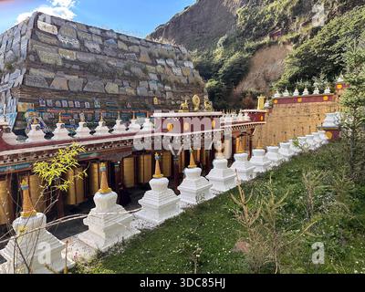 Pile de pierres de Mani du couvent des religieuses d'Anigongma, village de Gerima, Tagong , préfecture autonome tibétaine de Garzê, Sichuan, Chine. Banque D'Images
