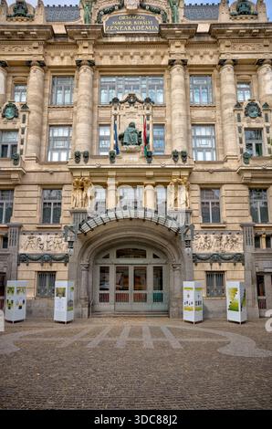 Façade d'entrée du bâtiment du Trésor public hongrois à Budapest, Hongrie, montrant une architecture historique ornée. Banque D'Images