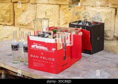 Valletta, Malte - 5 novembre 2025 : bouteilles vides en verre d'eau minérale de marque San Felice collectées dans des caisses en carton de marque pour recyclage ou élimination. Banque D'Images