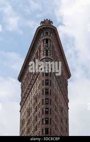 Vue en bas angle de l'historique Flatiron Building (Fuller Building) contre un ciel nuageux, Manhattan, New York City, USA. Banque D'Images